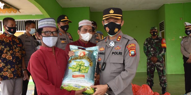 Kapolres Tanjungpinang berikan 50 paket bantuan sosial di Pulau Penyengat