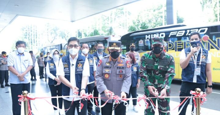 Kapolri Lepas Bus Vaksinasi Keliling Sasar Warga yang Tak Terjangkau