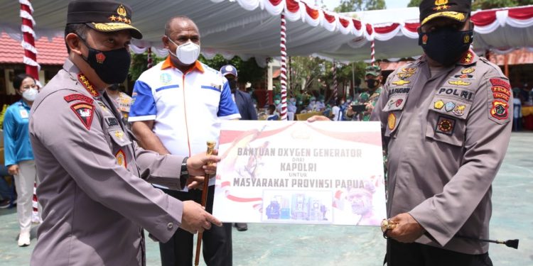 Kapolri Serahkan Oksigen Generator Bantu Penanganan Covid-19 di Papua