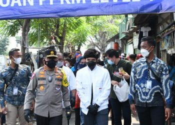Polri Bareng Atta Halilintar Bagikan Bansos Kepada Warga Korban PHK Terdampak PPKM Level 4
