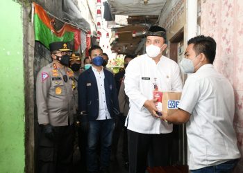 Polri Gandeng BEM Jakarta Salurkan 1.000 Paket Sembako ke Mahasiswa Perantauan di Kwitang