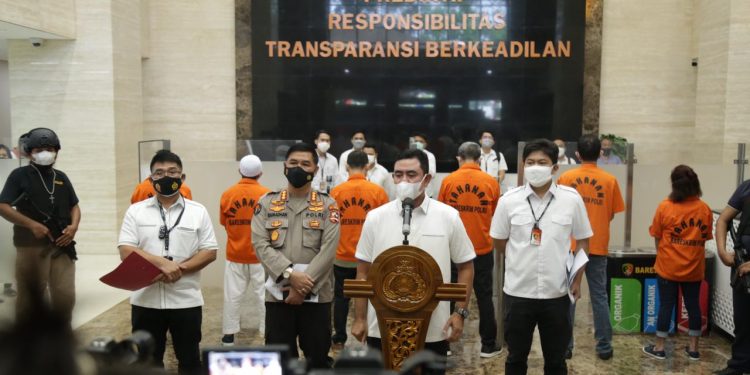 Polri Serahkan Tersangka dan Barbuk Kasus EDCCash ke JPU