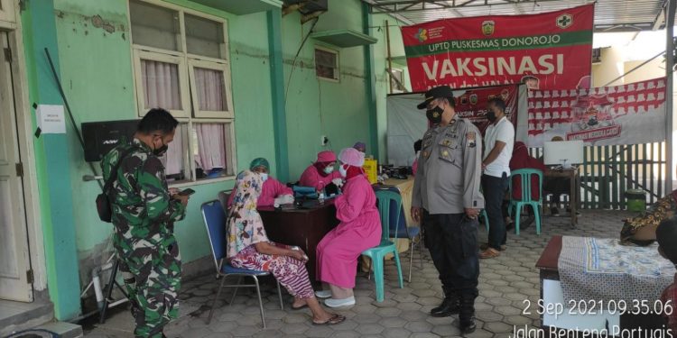Polsek Donorojo Pantau Vaksinasi dan Berikan Himbaun Untuk Tetap Taat Prokes