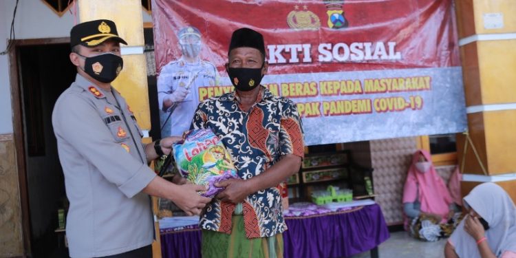 Kapolres Situbondo Sebarkan 1 Ton Beras, Bantu Warga Terdampak Covid-19
