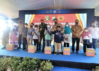 Wakil Kepolisian Daerah Salurkan Sembako di lokasi Kota Pahlawan