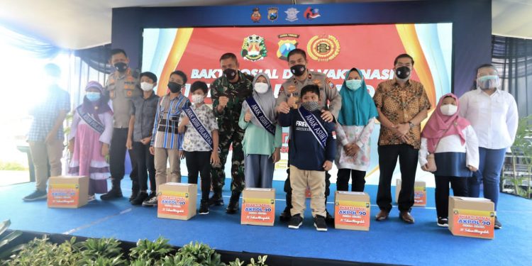 Wakil Kepolisian Daerah Salurkan Sembako di lokasi Kota Pahlawan