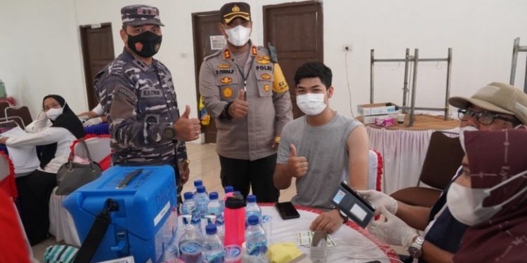 Kapolres Asahan dan Danlanal Tanjung Balai Asahan Melakukan Kunjungan Serbuan Vaksin TNI/Polri