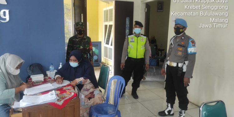 Polsek Bululawang Dampingi Acara Vaksinasi di Desa Kuwolu