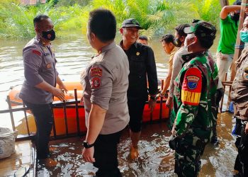 Kapolsek Kota Besi Pandu Pengamanan Pemberian Bansos dari Pemprov Kalteng di Desa Hanjalipan
