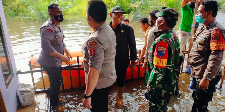 Kapolsek Kota Besi Pandu Pengamanan Pemberian Bansos dari Pemprov Kalteng di Desa Hanjalipan