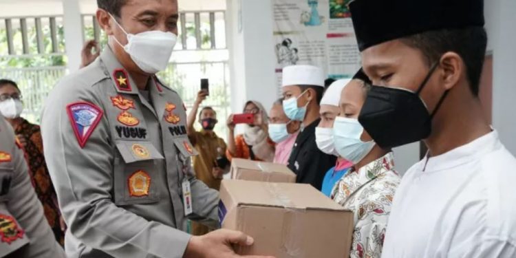 Korlantas Polri Salurkan Sembako ke Ponpes dan Panti Asuhan