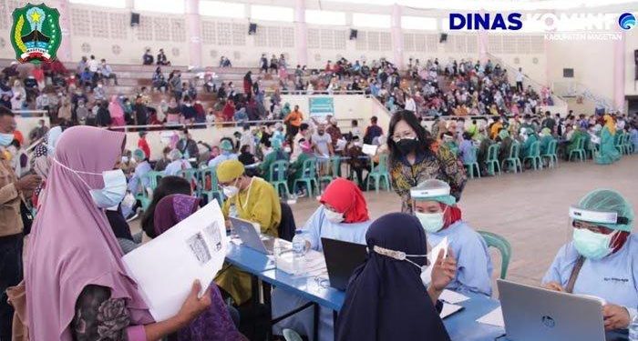 Antusias Masyarakat Magetan Berpartisipasi dalam Vaksinasi Serentak Bersama Pemkab dan TNI-Polri