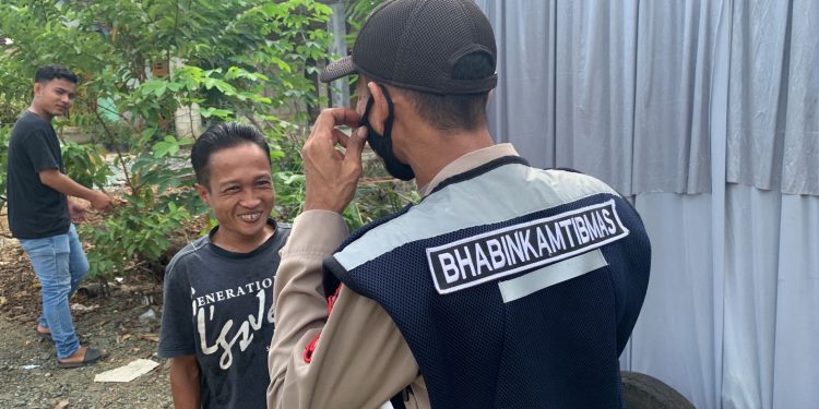 Warga Bhabinkamtibmas Berikan Edukasi Pencegahan Covid-19