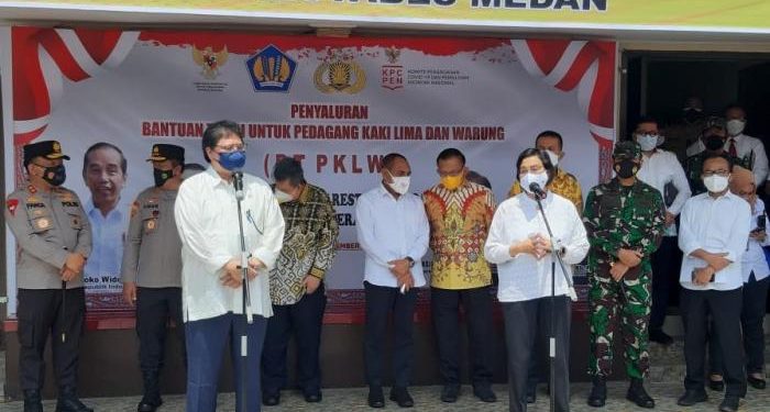 Penjelasan Menkeu Terkait TNI-Polri Salurkan BLT ke PKL dan Warteg
