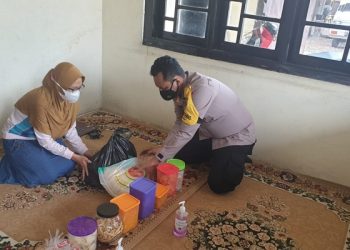 Bhabinkamtibmas Berikan Bantuan Atas Kepedulian Polda Jateng kepada Warga Isoman