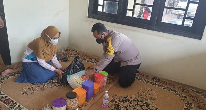 Bhabinkamtibmas Berikan Bantuan Atas Kepedulian Polda Jateng kepada Warga Isoman