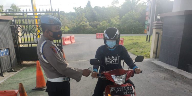 Sipropam Perketat Prokes Saat Masuki Mapolres Barsel Guna Cegah Terjadinya Klaster Covid-19 Pada Personel