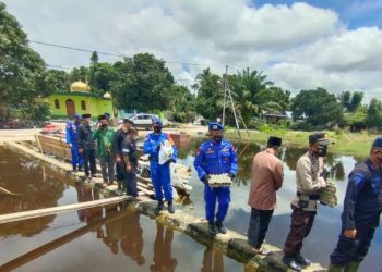 Peduli Korban Banjir Di Kotawaringin Lama, Personel Marnit Pendulangan Bersama Tim Gabungan Distribusikan Bansos