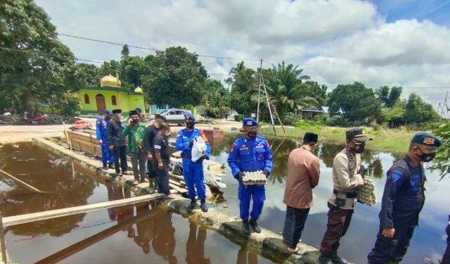 Peduli Korban Banjir Di Kotawaringin Lama, Personel Marnit Pendulangan Bersama Tim Gabungan Distribusikan Bansos