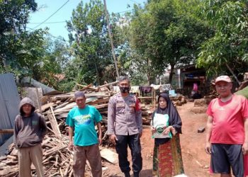 Polri Distribusikan Sembako Untuk Warga Terdampak PPKM Level 3