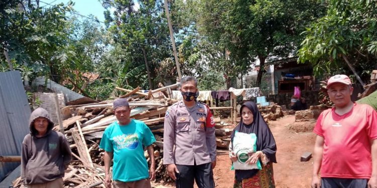 Polri Distribusikan Sembako Untuk Warga Terdampak PPKM Level 3