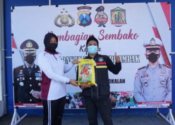 Dalam rangka HUT Lantas ke-66, Satlantas Polres Bangkalan Membagikan sembako kepada 90 Ojek online