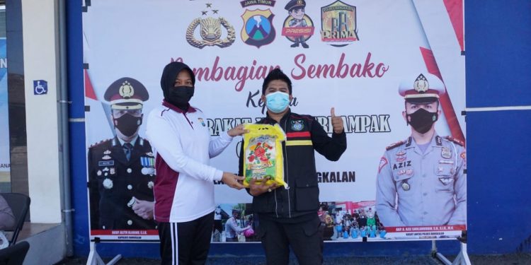 Dalam rangka HUT Lantas ke-66, Satlantas Polres Bangkalan Membagikan sembako kepada 90 Ojek online