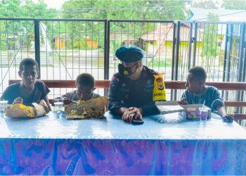 Amankan PON XX Papua, Brimob Maluku Bagikan Nasi Bungkus