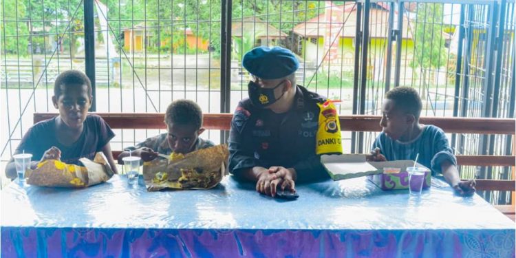 Amankan PON XX Papua, Brimob Maluku Bagikan Nasi Bungkus