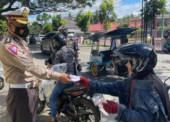 Operasi Patuh, Direktorat Lalu Lintas Polda Gorontalo Berikan Edukasi Prokes dan Masker Ke Pengendara