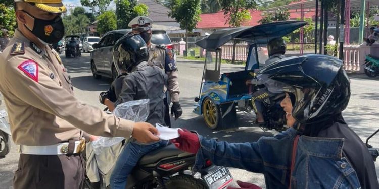 Operasi Patuh, Direktorat Lalu Lintas Polda Gorontalo Berikan Edukasi Prokes dan Masker Ke Pengendara