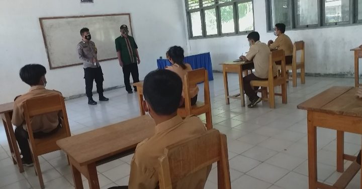 Bhabinkamtibmas Polsek Makale Sambangi SPP Paulus Makale dengan Himbauan Prokes
