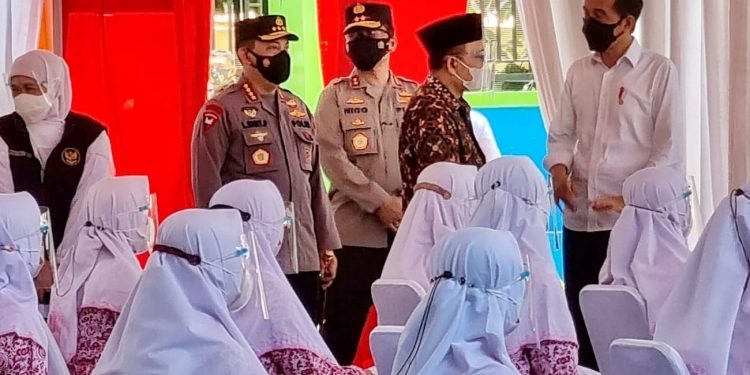 Forkopimda Jatim Dampingi Presiden Cek Dalam Gelaran Vaksinasi di Ponorogo