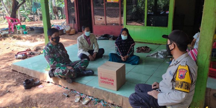 Ringankan Beban Warga, Polsek Tahunan Bagikan Bansos Untuk Warga Terdampak Pandemi