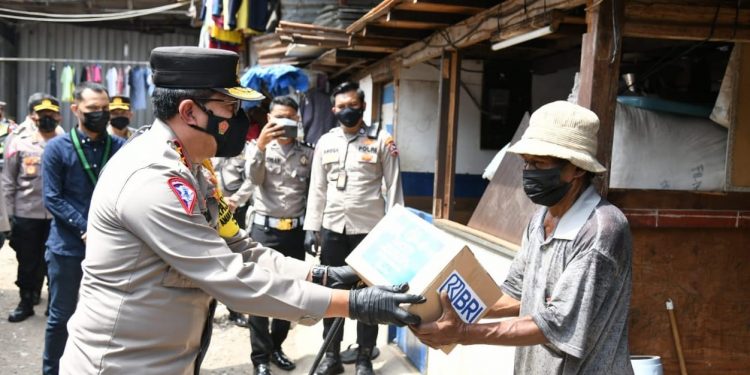 HUT Polantas ke-66, Kakorlantas Gandeng HMI Beri 1.000 Paket Sembako ke Pemulung dan Penjual Asongan