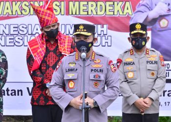 Kapolri dan Panglima TNI Cek Vaksinasi di Pasar Induk Lau Cih