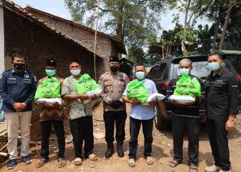 Polda Banten Bagikan Puluhan Paket Sembako Untuk Masyarakat Terdampak Covid-19