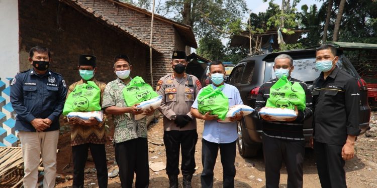 Polda Banten Bagikan Puluhan Paket Sembako Untuk Masyarakat Terdampak Covid-19