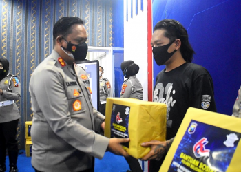 Polres Bojonegoro Adakan Vaksinasi dan Bansos Kepada Tuna Wisma Dalam Rangak Peringati Hari Lalu Lintas