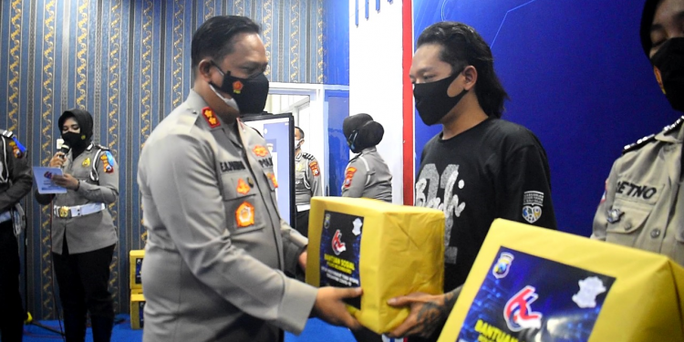 Polres Bojonegoro Adakan Vaksinasi dan Bansos Kepada Tuna Wisma Dalam Rangak Peringati Hari Lalu Lintas