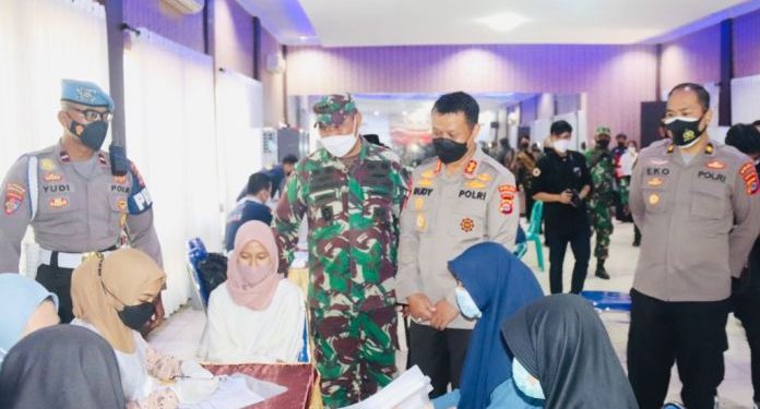 Polda Banten Vaksinasi Go To School di SMK Negeri 1 Kota Serang