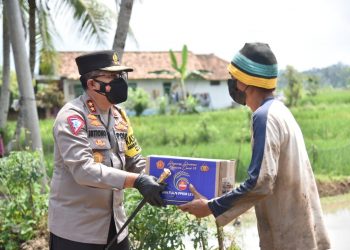 Polri Beri 2.000 Bantuan Sembako Kepada Petani di Pandeglang