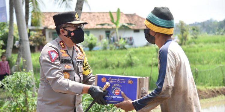 Polri Beri 2.000 Bantuan Sembako Kepada Petani di Pandeglang