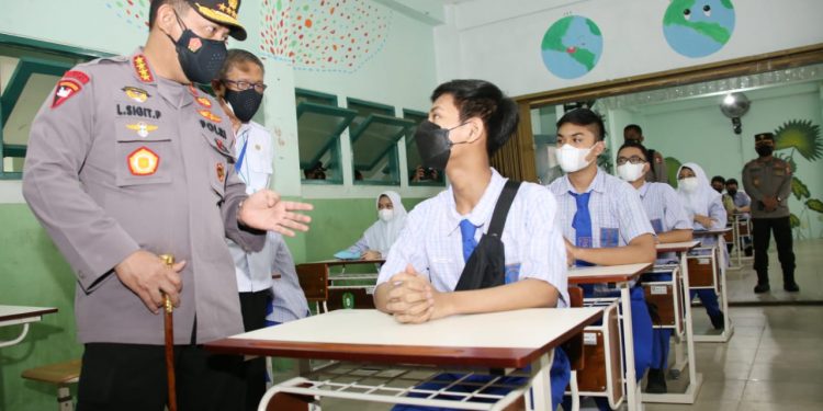 Tinjau Serbuan Vaksin di Kalbar, Kapolri Tekankan Penguatan Prokes dan Percepatan Vaksinasi