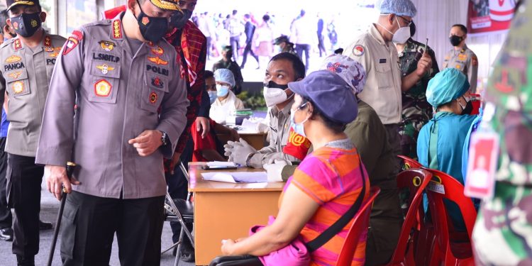 Tinjau Vaksinasi Serentak 31 Titik di Sumut, Kapolri Pastikan Target Presiden Jokowi Tercapai