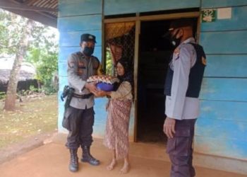 Polsek Nuhon Salurkan Paket Sembako Bantu Warga Terdampak Pandemi