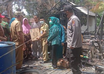 Kapolsek Pulau Hanaut Dampingi Penyerahan Bansos Korban Kebakaran