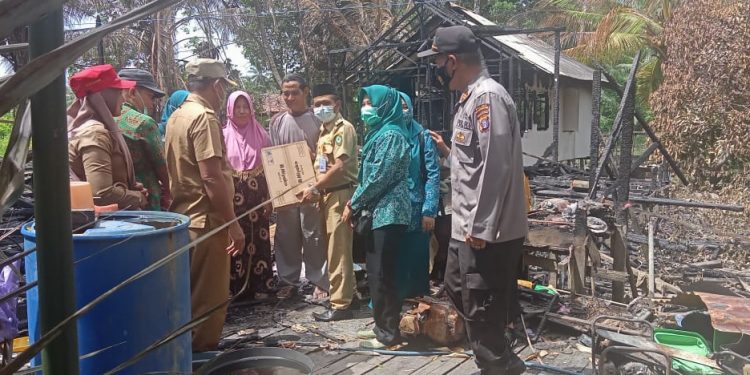 Kapolsek Pulau Hanaut Dampingi Penyerahan Bansos Korban Kebakaran