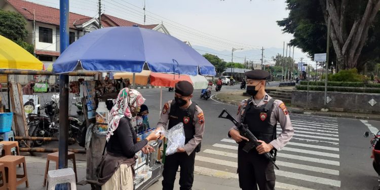 Polres Wonosobo Himbau Warga Taati Prokes Dengan Bagi-Bagi Masker Gratis