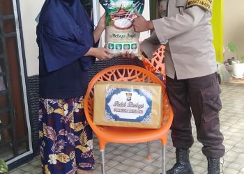 Bhabinkamtibmas Polsek Batam Kota, Bagikan Sembako Kepada Masyarakat yang Terdampak Covid-19